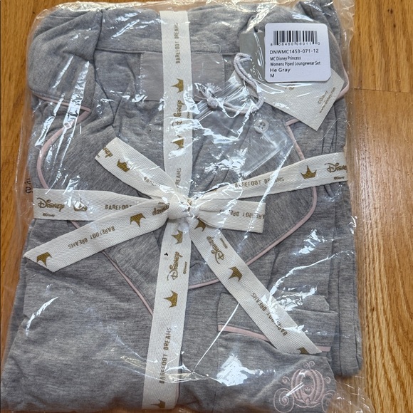 NWT BAREFOOT DREAMS MALIBU COLLECTION DISNEY PRINCESS WOMEN'S PIPED PJ SET-GRAY - Picture 6 of 6
